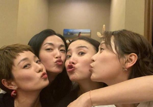 姚晨素顏滿臉油膩，皺紋明顯，馬伊琍卻越活越嫩