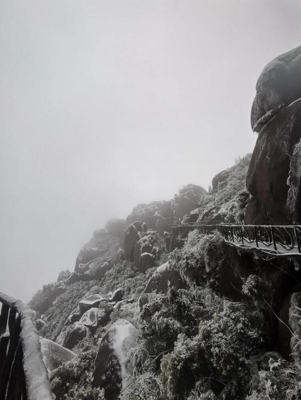 雪後登上饒靈山