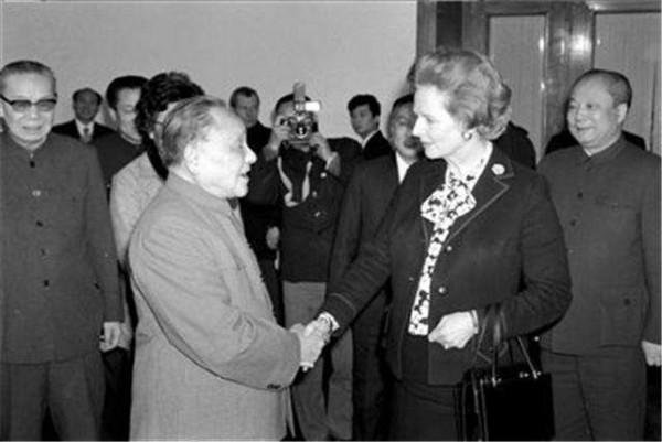 1997年香港迴歸，英國國旗降下後，為何間隔5秒才升起五星紅旗？