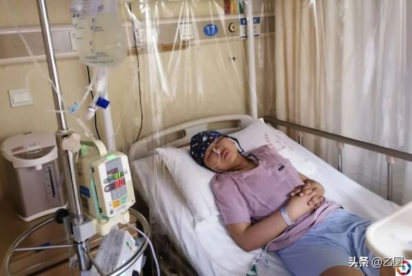 男孩軍訓昏迷倒地，從此告別校園，爺爺每天看著牆上26份獎狀流淚