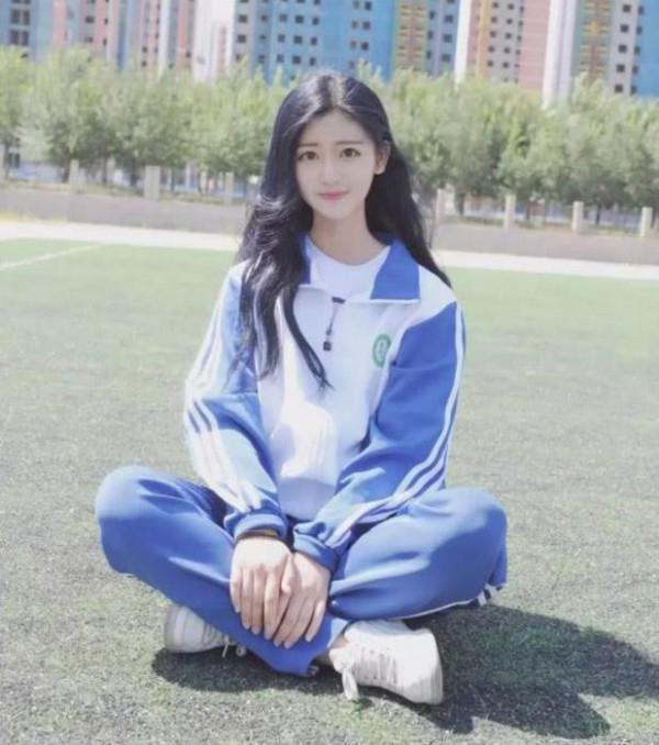 普通學校女生校服是褲子，為何貴族學校卻是裙子？學姐說出隱情