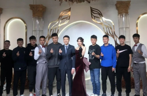 恭喜!又一中超名將大婚:妻子非常漂亮,眾位前國腳集體到場慶祝 恭喜!又一中超名將大婚:妻子非常漂亮,眾位前國腳集體到場慶祝