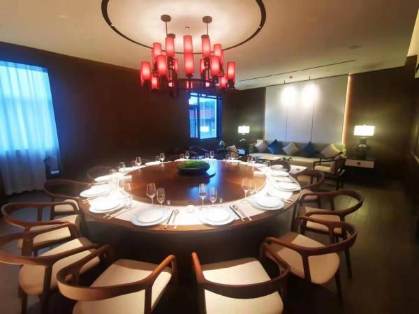 國慶節，4個人酒店聚餐，9道菜花費700元，朋友說：這菜值這個價