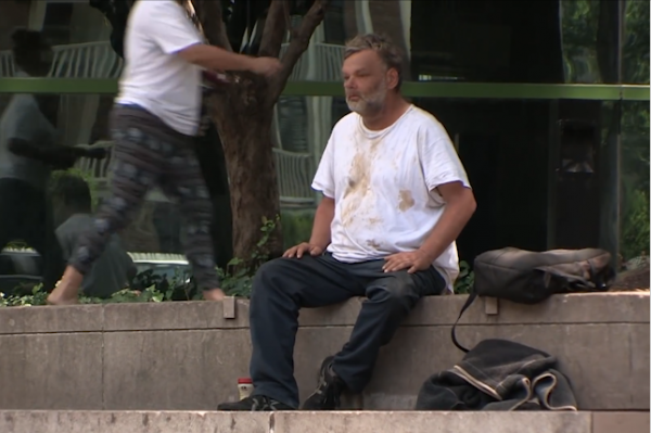 美國窮人生活：買不起房子住車裡，遍地流浪漢，生病不敢去醫院