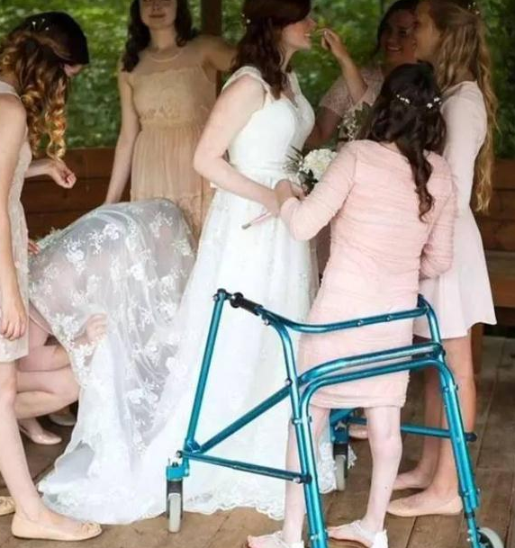 24年前，轟動世界的全球首例七胞胎，現已長大成人，離開獲贈別墅