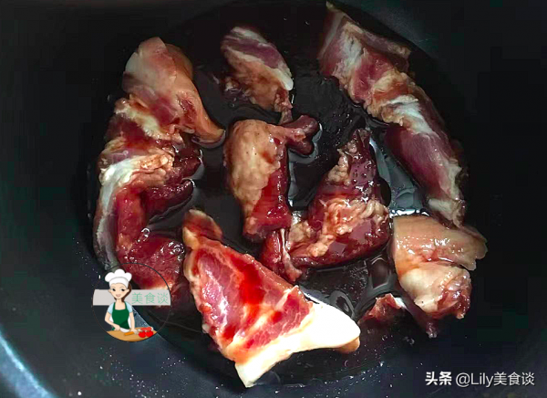 把豬肉放進電飯鍋裡，不加一滴水，越燜越香，吃一次念念不忘