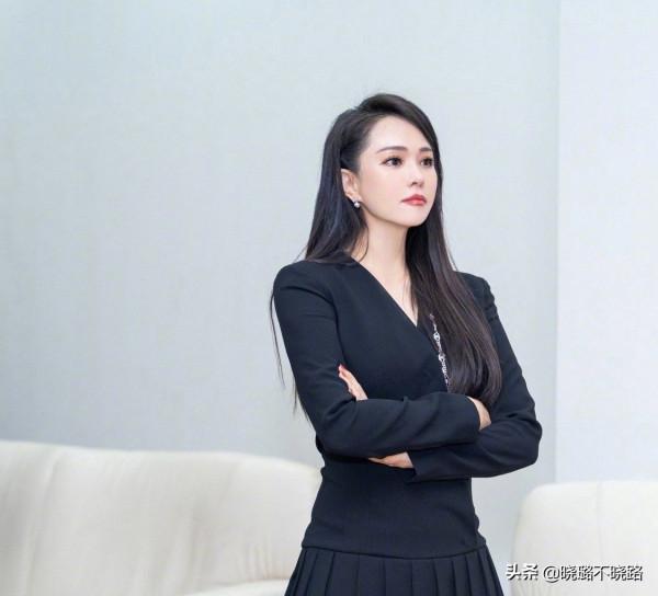 為什麼建議50歲以上的女人，顏色要“穿深不穿淺”？關鍵在這3點