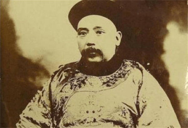 坑爹袁克定：攛掇父親稱帝，痴想當太子，晚年忠心老僕給他吃菜葉