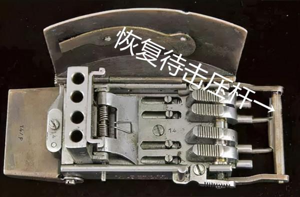 真正的“腰射”—二戰德國腰帶扣手槍 真正的“腰射”—二戰德國腰帶扣手槍