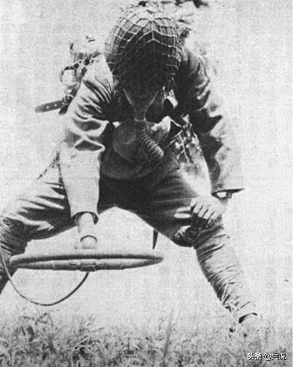 日軍開啟地雷，頓時臭氣熏天，莫名其妙一看，地雷破裂糞濺一身