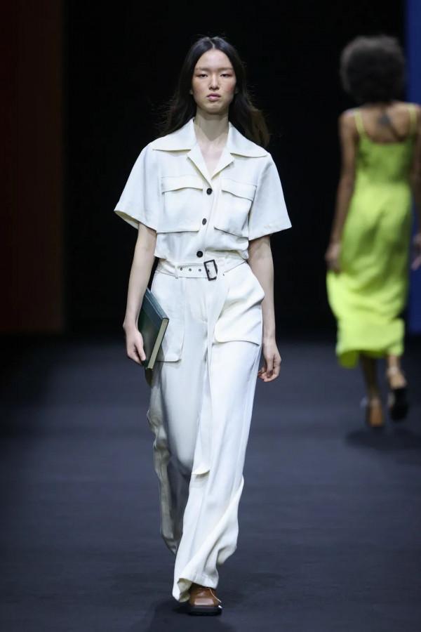 裴蓓的果敢女性衣櫥，被張家誠拍出來了