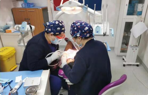 孩子牙齒又黃又黑，天天刷牙還長齲齒，醫生教你正確護牙方法