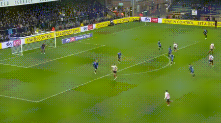 泰山壓頂！97分鐘絕平後 200斤巨獸跳隊友身上慶祝