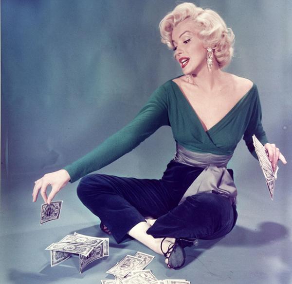 1954年,夢露在韓國勞軍,冬天穿吊帶裙演出,點燃數10萬美軍激情 1954年,夢露在韓國勞軍,冬天穿吊帶裙演出,點燃數10萬美軍激情