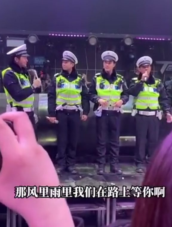 ​眾星穿制服到酒吧普法，陳小春拿警棍霸氣十足，認真檢查過往車輛