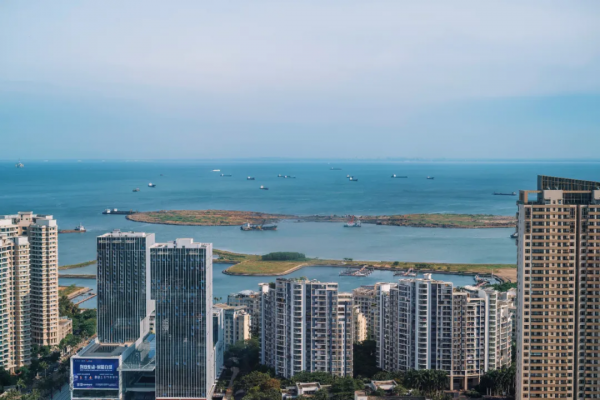 住進愛馬仕橙的房間，躺在高空看海景