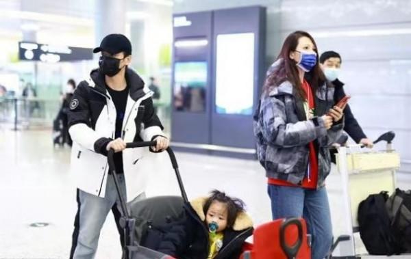 蔡少芬一家四口走機場,嬰兒床推車超奢華,兒子炸毛頭髮超可愛 蔡少芬一家四口走機場,嬰兒床推車超奢華,兒子炸毛頭髮超可愛