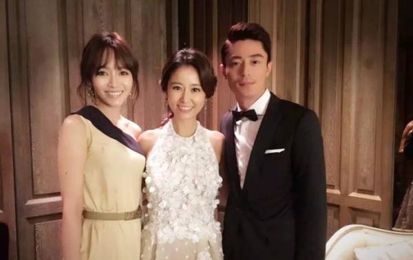 侯佩岑真的是很優雅了,穿露肩的裙子氣質高階,既精緻還高階 侯佩岑真的是很優雅了,穿露肩的裙子氣質高階,既精緻還高階