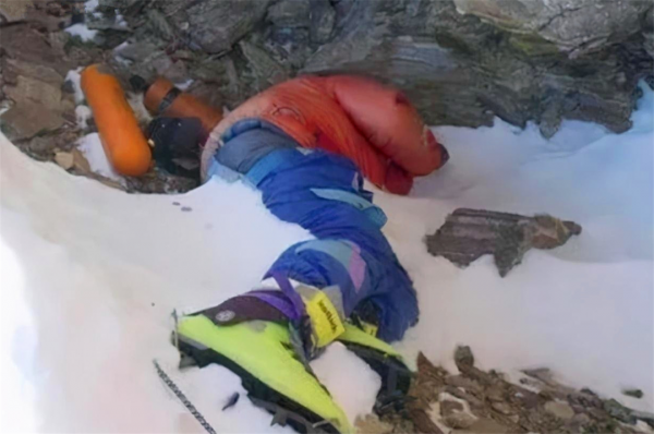 為什麼珠峰上的遺體沒人搬運？睡美人、綠靴子，20多年沒被安葬