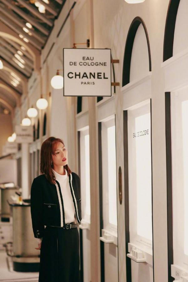 劉雯不愧是超模,穿基礎款去參加活動,簡單黑白配也能穿得很高階 劉雯不愧是超模,穿基礎款去參加活動,簡單黑白配也能穿得很高階