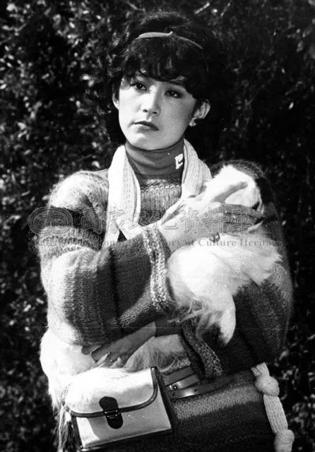 1979年林青霞懷抱瓊瑤家的狗留影