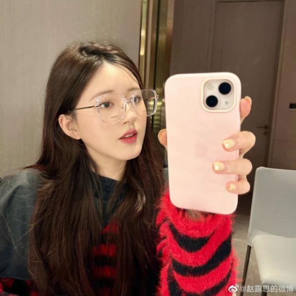 趙露思近日私服，薄荷綠毛衣平價好看