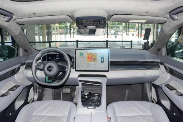 實拍極氪001，車長4970mm，純電續航最高712km，顏值媲美帕拉梅拉