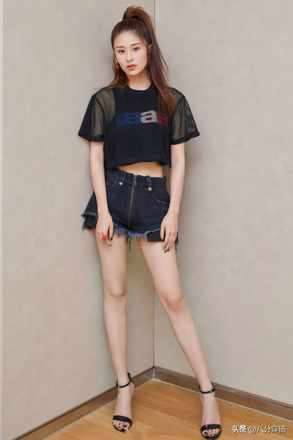 瘦下來的穎兒氣質真不賴，黑色禮服配絲絨手套，化身復古名媛