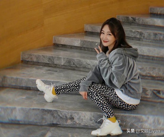 薛佳凝生活真豐富，穿印花裙拎6位數包逛高檔會所，臉通紅有福相