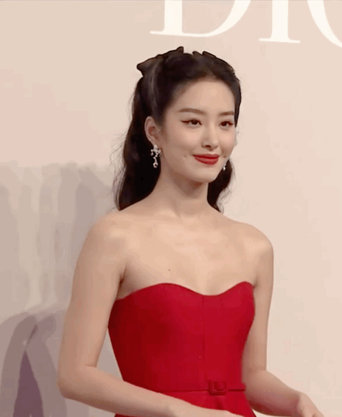 5位有梨渦的內地女星，笑起來俏麗無雙，不笑時眼角眉梢都是風情