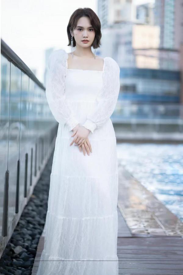 楊丞琳潔白紗裙透顯清雅之氣