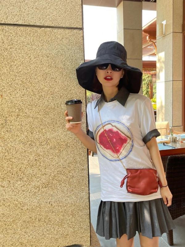 吳昕都38歲了，仍愛走“小姑娘路線”，穿短裙減齡又俏皮