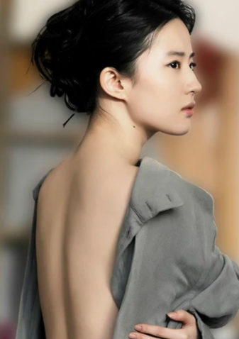 劉亦菲新造型一改往日風格,藍綠色睫毛,冷豔感十足 劉亦菲新造型一改往日風格,藍綠色睫毛,冷豔感十足