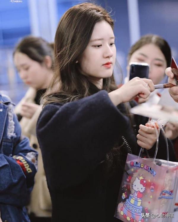 甜系女孩趙露思身穿黑色毛衣，慵懶風滿滿，溫柔可人