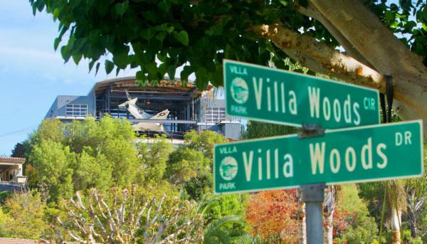 戰鬥機撞進豪宅！警察趕快救援，到場一看竟是家庭裝飾品，太豪橫