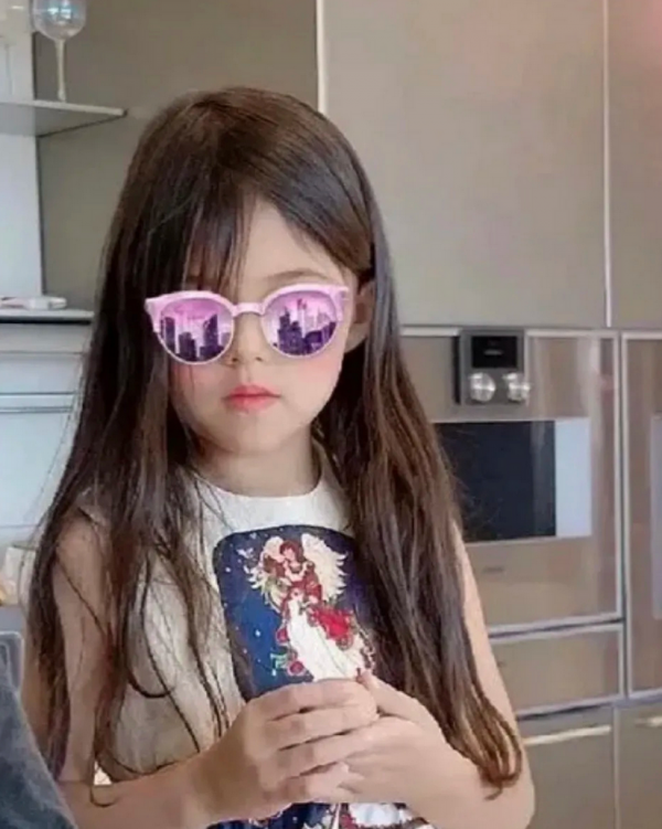 星二代來了：吳所謂和德雲社合影，周杰倫兒子一個動作看出是親生