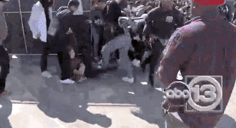 美頂流歌手演唱會煽動狂歡致8人被踩死!目擊者:他邊唱邊看人死 美頂流歌手演唱會煽動狂歡致8人被踩死!目擊者:他邊唱邊看人死