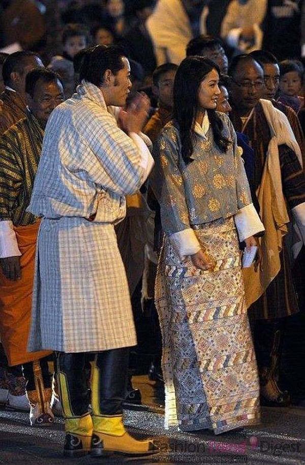 17歲不丹王子對7歲藏族女孩求婚，13年後兌現承諾結婚，婚後甜蜜