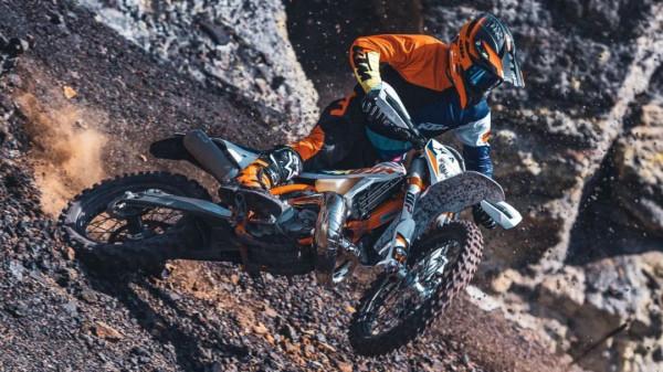 2022 款 KTM EXC 六日版釋出,售價9萬多依舊無法上牌 2022 款 KTM EXC 六日版釋出,售價9萬多依舊無法上牌