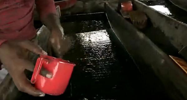 印度窮人的致富之路：用下水道的淤泥提煉黃金，一天能賺幾千元