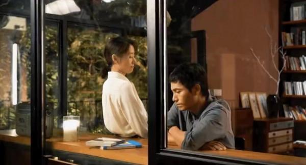 45歲劉敏濤曬殺青照，被王硯輝摟懷裡好親密，陳坤暴瘦腿細成竹竿