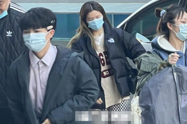 眾星錄製央視文聯春晚：唐藝昕穿貂顯霸氣，毛曉彤被凍到裹緊大衣