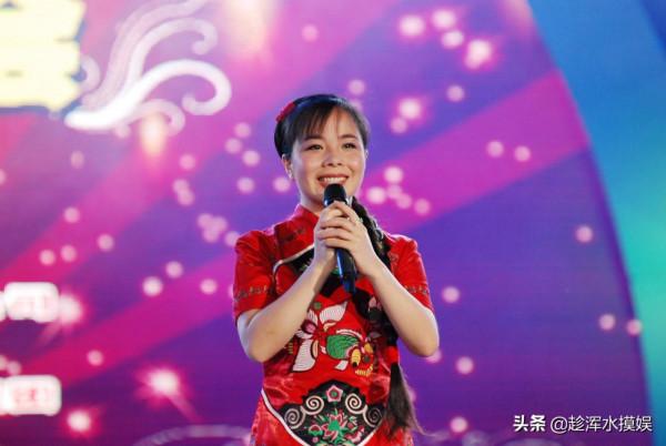 李玉剛的辛酸從藝之路曾跳河、乞討過。可謂臺上一分鐘臺下十年功