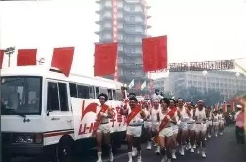 58歲的李寧，面相比67歲的成龍還要老，風光的背後有艱辛有淚水