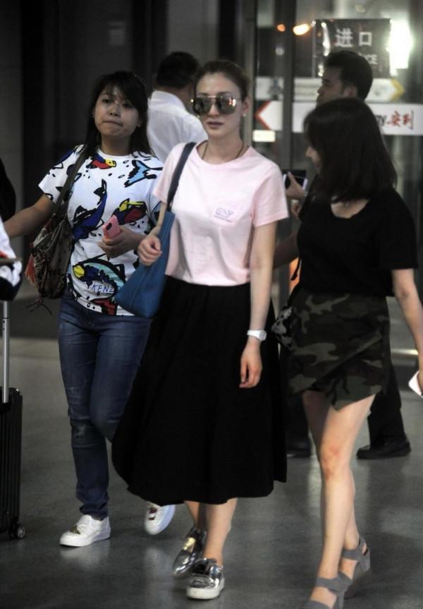 李小冉的穿搭真顯年輕，粉T恤配半身裙像個年輕人，45+女人學一學