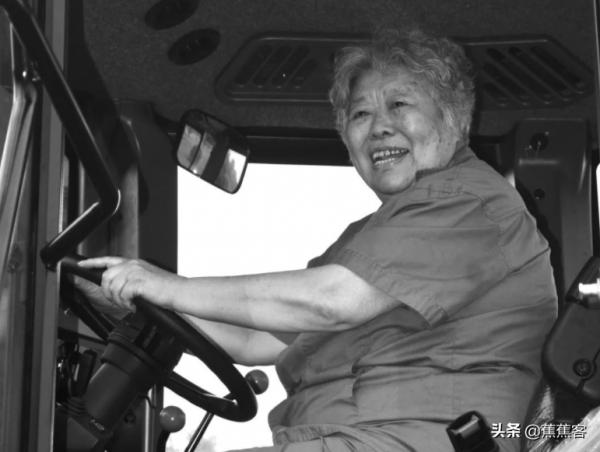 人民幣上的女拖拉機手：73歲才知原型是自己，因一張照片怒告報社