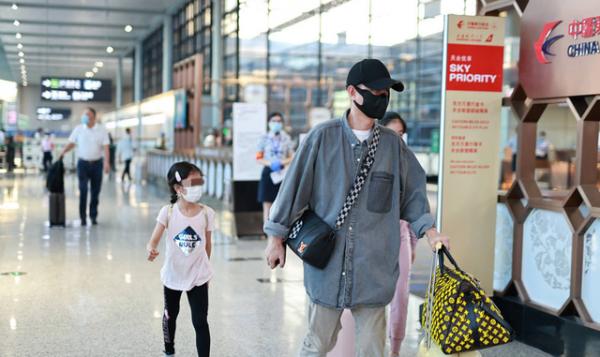 文章帶兩女兒出行遊玩!他提大款包變潮男,大女兒顏值趕超馬伊琍 文章帶兩女兒出行遊玩!他提大款包變潮男,大女兒顏值趕超馬伊琍