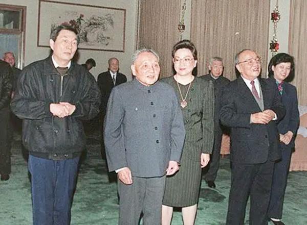 1992年,年近90的鄧小平站在南浦大橋上,拍下了這張照片 1992年,年近90的鄧小平站在南浦大橋上,拍下了這張照片