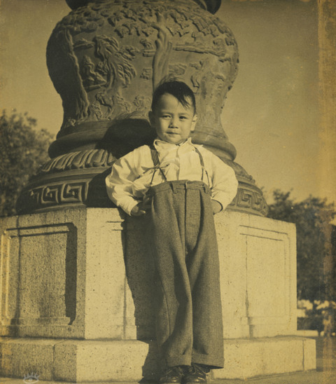 2002年，“一代妖男”羅文去世，為何鄧光榮在葬禮上怒罵劉鑾雄？