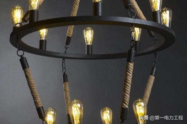 家裡電燈關掉後一直閃爍，電工辛苦一下午終於找到了原因